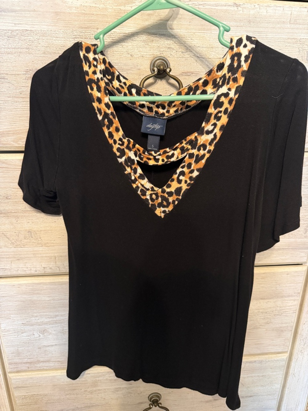 Women’s buckle Daytrip Black Short Sleeve Top with Leopard Trim size small